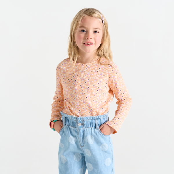 تيشيرت مضلع ومزين برسوم باللون البرتقالي المشمشي للفتيات.